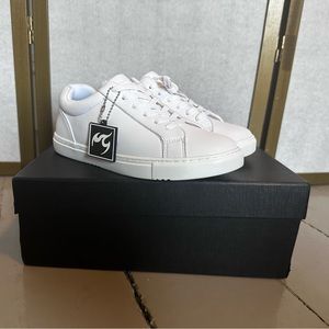 Fuego Dance Low-Top Sneakers